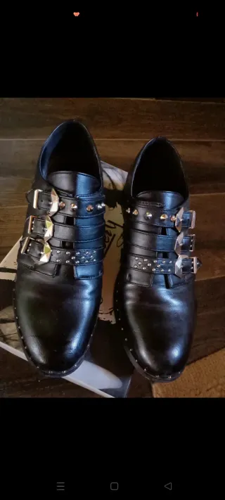 Mocassino neri con borchie e fibbie