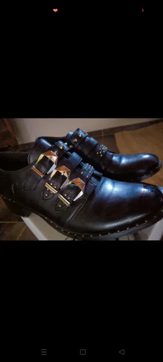 Mocassino neri con borchie e fibbie