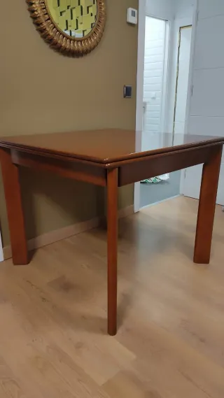 Mesa de comedor de madera + 4 sillas