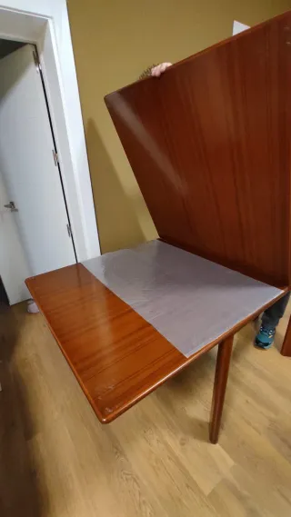 Mesa de comedor de madera + 4 sillas