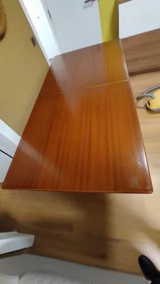 Mesa de comedor de madera + 4 sillas