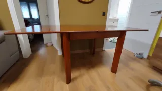 Mesa de comedor de madera + 4 sillas