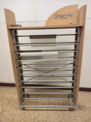 Expositor de manteles de madera y metal