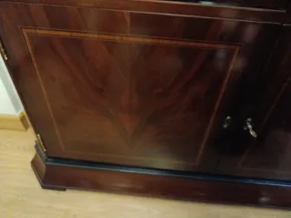 Vitrina de madera con marquetería