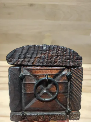 Cofre de madera con candado