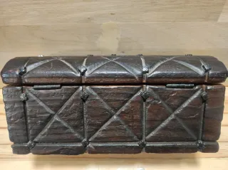 Cofre de madera con candado