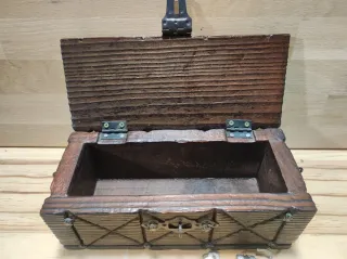 Cofre de madera con candado