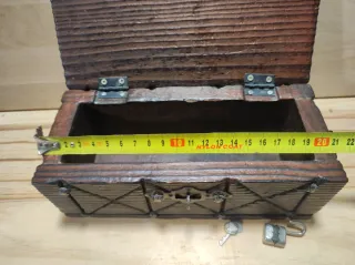 Cofre de madera con candado