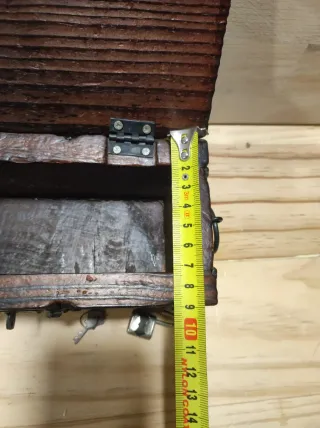 Cofre de madera con candado