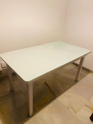 Mesa de madera con cristal incluido