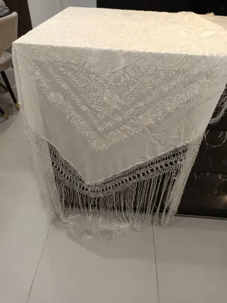 Mantón de Manila beige con flecos