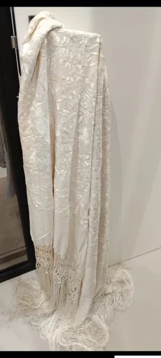 Mantón de Manila beige con flecos