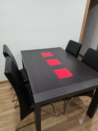 Mesa extensible comedor + 4 sillas