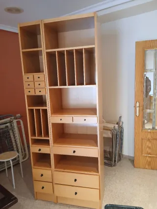 Mobile in legno con cassetti e ripiani