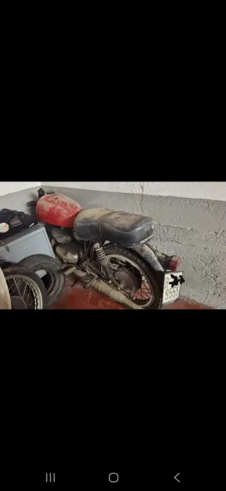 Montesa Impala con papeles para restaurar