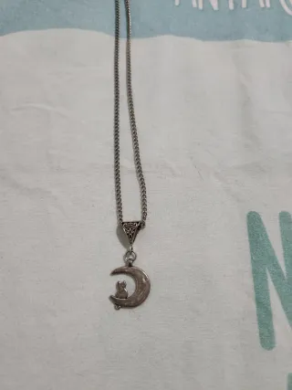 Colgante gato en luna plateado