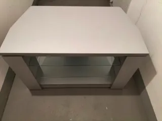 Mesa TV moderna con estantes de cristal
