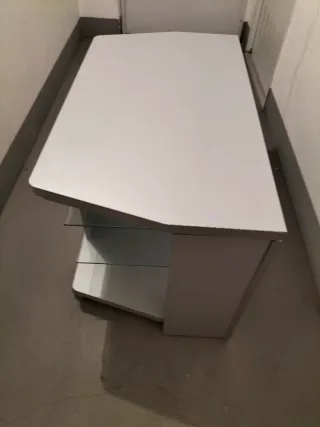 Mesa TV moderna con estantes de cristal