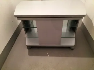 Mesa TV moderna con estantes de cristal