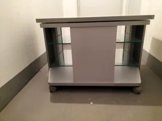 Mesa TV moderna con estantes de cristal