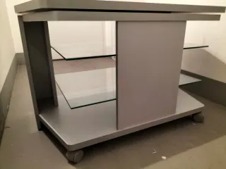 Mesa TV moderna con estantes de cristal