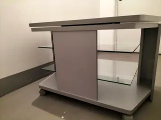 Mesa TV moderna con estantes de cristal
