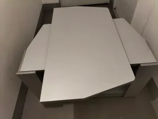 Mesa TV moderna con estantes de cristal