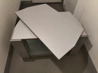 Mesa TV moderna con estantes de cristal