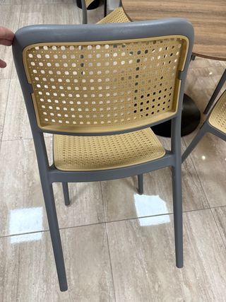 Mesa redonda y 4 sillas.