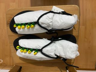 Sandalias Zara con adornos amarillos