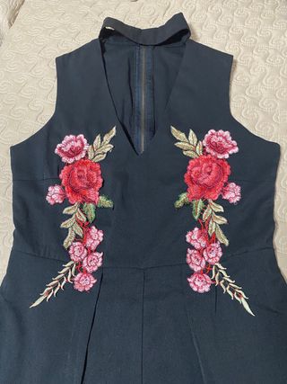 Mono corto con flores bordadas