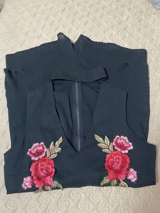 Mono corto con flores bordadas