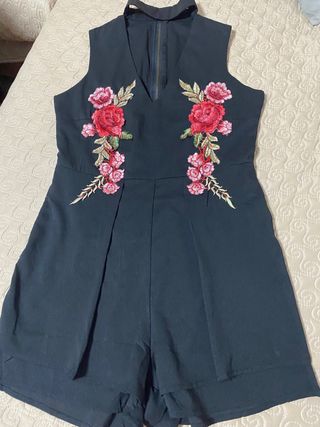 Mono corto con flores bordadas