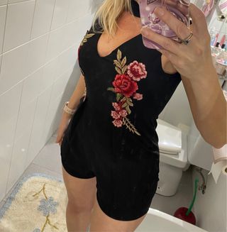 Mono corto con flores bordadas