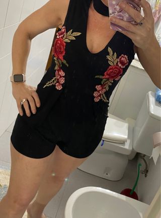 Mono corto con flores bordadas