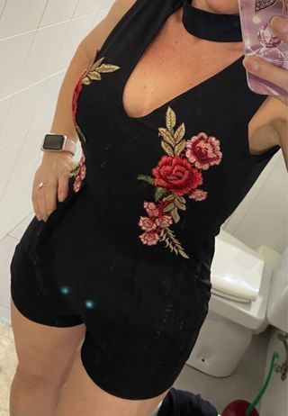 Mono corto con flores bordadas