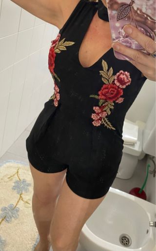 Mono corto con flores bordadas