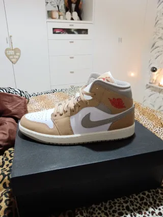 Jordan Bambas Beige y Blanco