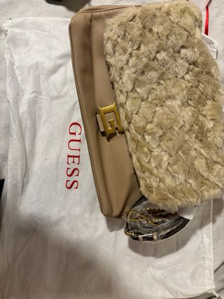 Bolso Guess Beige con Detalle Peludo Nuevo