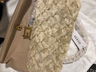 Bolso Guess Beige con Detalle Peludo Nuevo