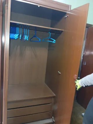 Armario de madera marrón