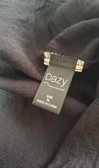 Blusa negra cuello bebé con ribetes de encaje