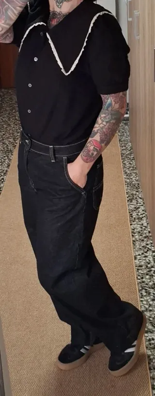 Blusa negra cuello bebé con ribetes de encaje