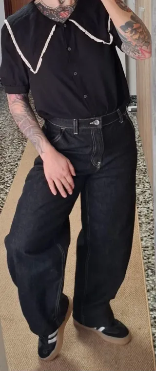 Blusa negra cuello bebé con ribetes de encaje