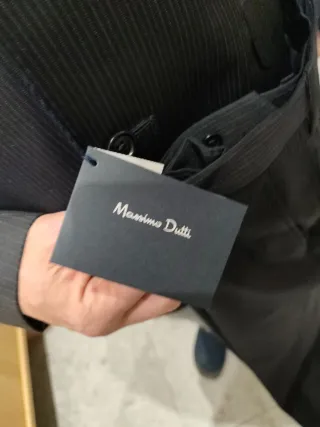 Traje negro dé ceremonia, es de verano.