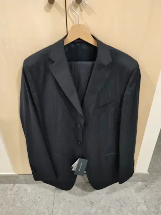 Traje negro dé ceremonia, es de verano.