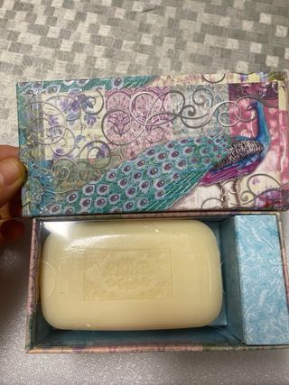 Caja de música con jabón decorada pavo real