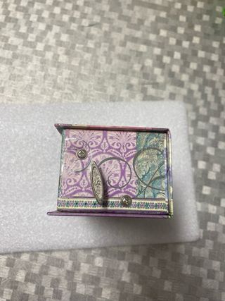 Caja de música con jabón decorada pavo real