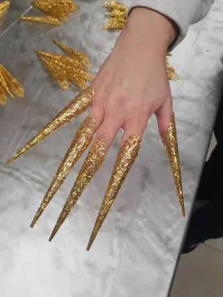 Uñas postizas doradas decoradas