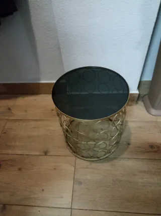 Mesa auxiliar dorada estilo años 80